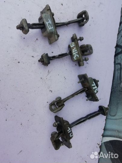 Ограничитель дверей Форд Фокус1