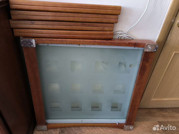 Стол деревянный со стеклянной столешницей