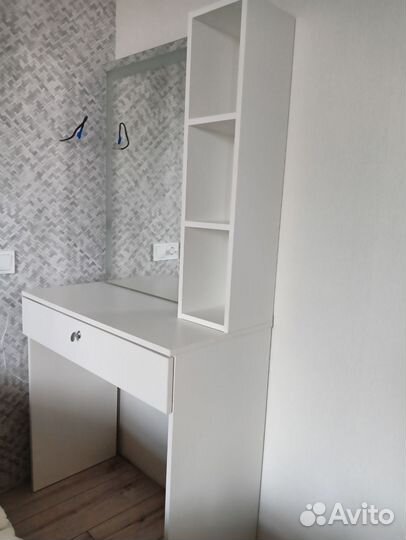 Туалетный столик с зеркалом и подсветкой