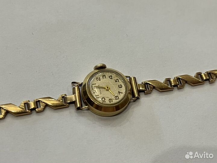Часы золотые женские Волга