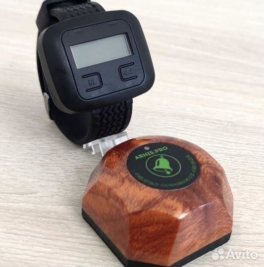 Кнопка вызова официанта Махагон и пейджер часы