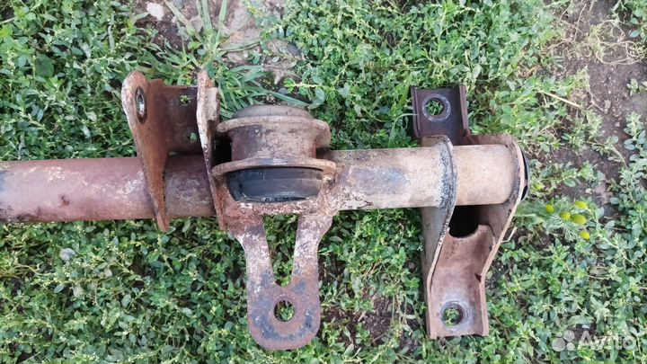 Поперечина передней подвески приора