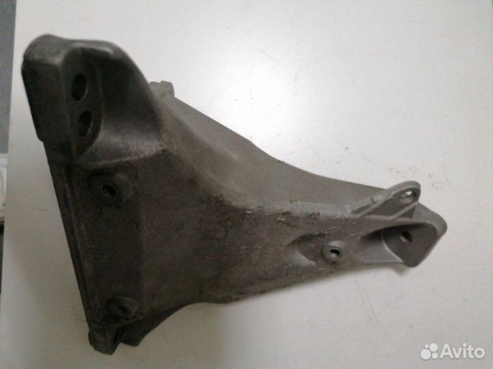 Кронштейн опора правый Audi A4 A6 Passat