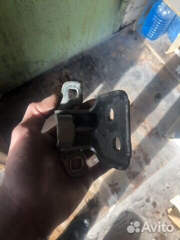 Петля правая renault logan 2