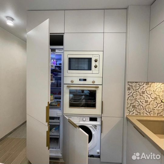 Кухонный гарнитур со встроенной техникой