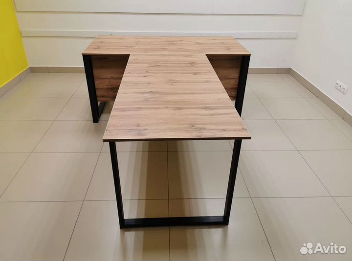 Стол руководителя с брифингом лофт