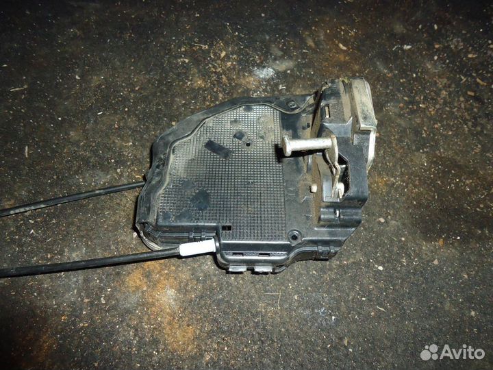 Замок двери задней левой Toyota Corolla 150