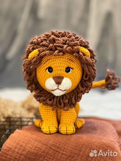 Мягкая вязаная игрушка лев ручной работы