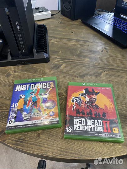 Xbox one с подставкой, геймпадом и играми