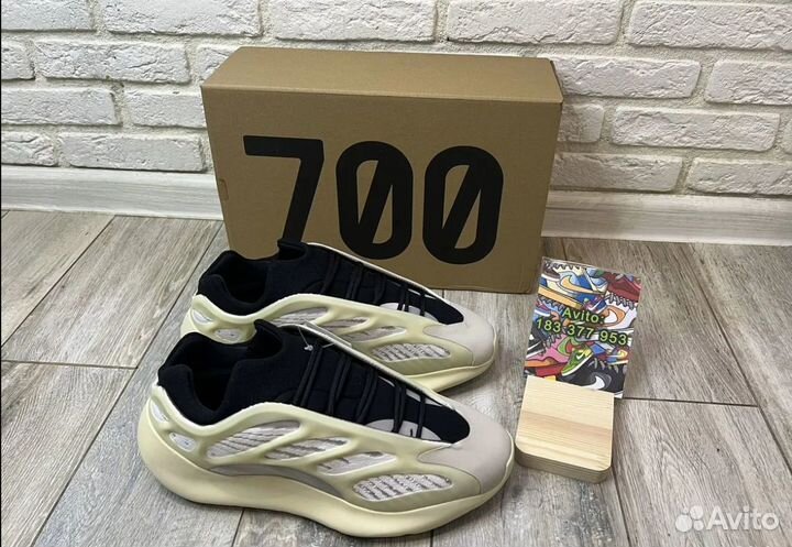 Мужские кроссовки Adidas Yeezy Boost 700 v3