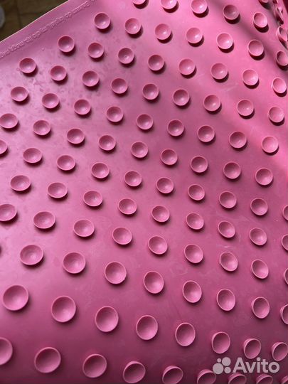 Противоскользящий коврик в ванну