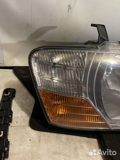 Фара передняя Mitsubishi Pajero 3