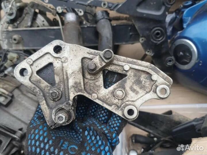 Правая водительская подножка Kawasaki ZZR600