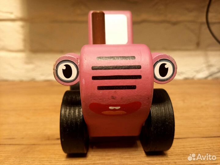 Деревянный розовый трактор Мила