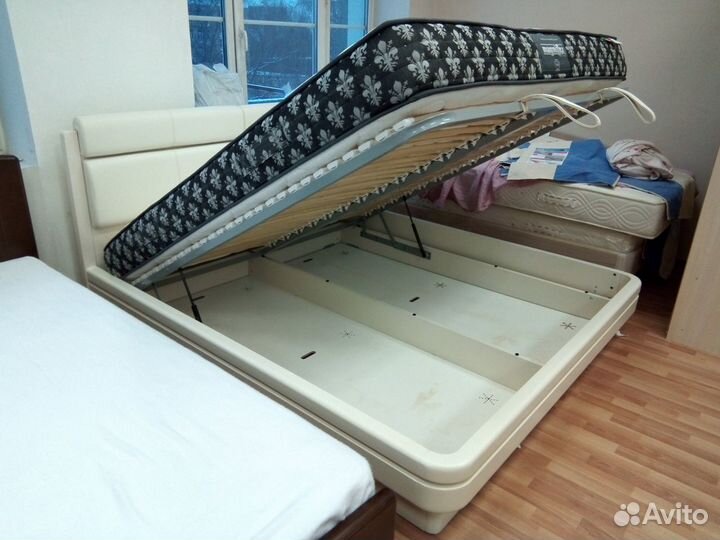 Кровать из массива дерева