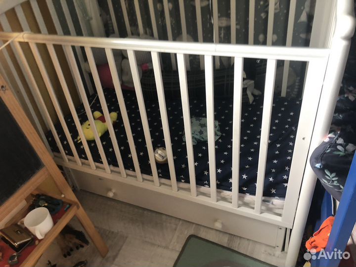 Детская кроватка с маятником