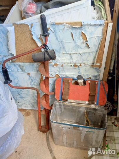 Ледоруб бур и рыболовный ящик