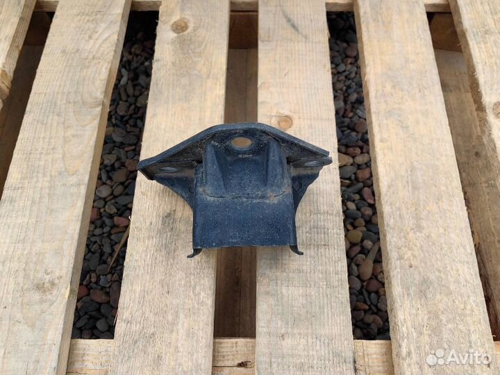 Крепление балки подвески заднее левое Toyota Harri