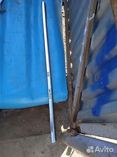 Накладка стекла задней правой двери хром 1680018