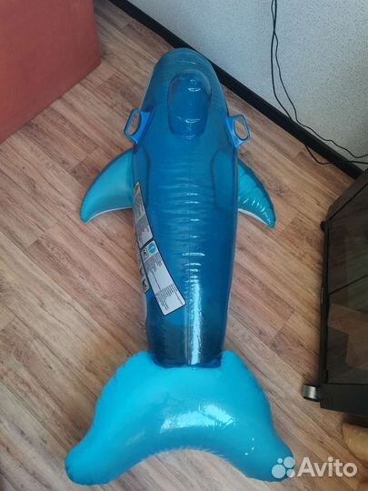Надувной дельфин