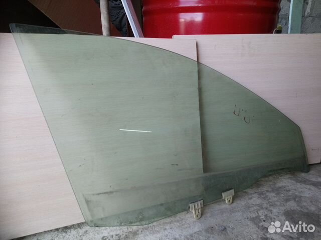 Стекло двери передней правой Nissan Wingroad (Y11)