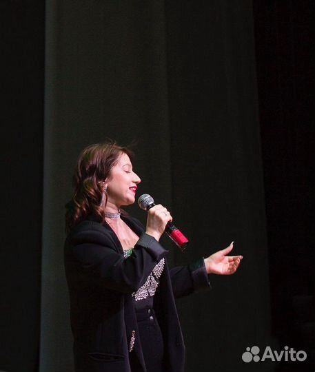 Певица,педагог по вокалу и артистизму