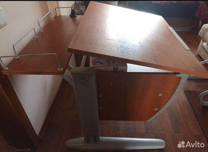 Детский письменный стол и стул