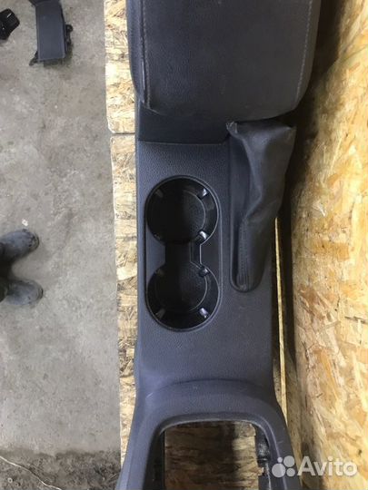 Подлокотник Volkswagen Jetta 6 седан 1 2014