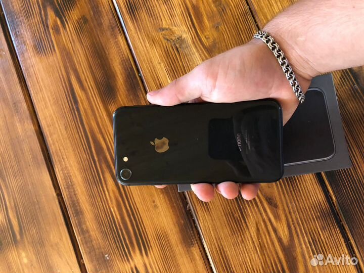 Телефон iPhone 8