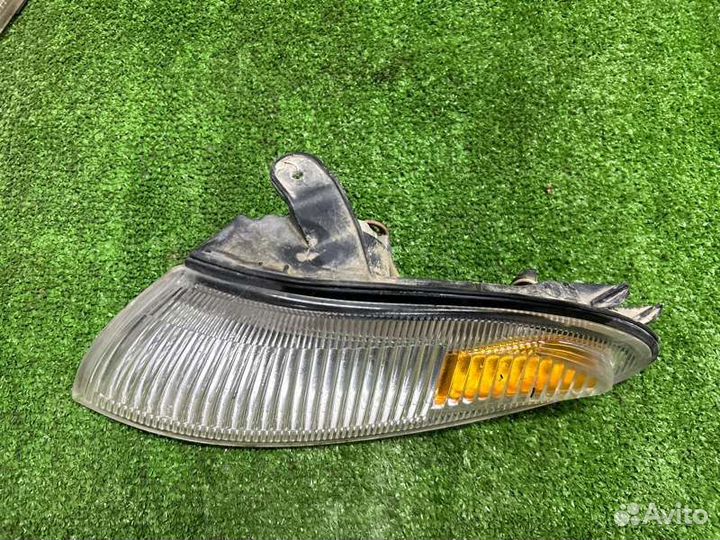 Поворотник передний левый Toyota Sprinter Marino