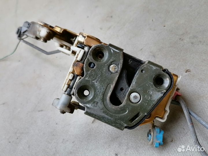 Замок двери передний правый Nissan Cefiro