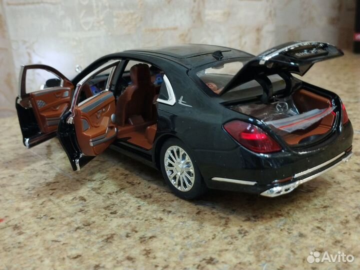 Модель Mercedes-Benz E-300еL масштаб 1:24