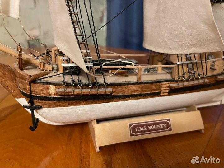 Сборная модель корабля из дерева H.M.S. Bounty