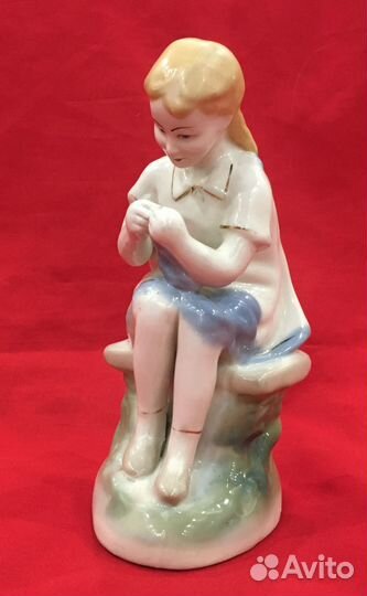 Статуэтка фарфоровая. Девочка с занозой. СССР