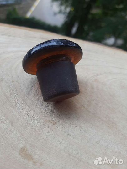Старинная пробка. Стекло, красный янтарь