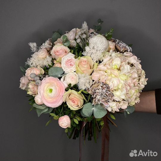 Букет с ранункулюсом