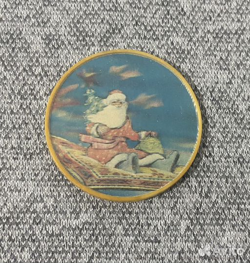 Значок времен СССР - Дед Мороз на ковре самолете