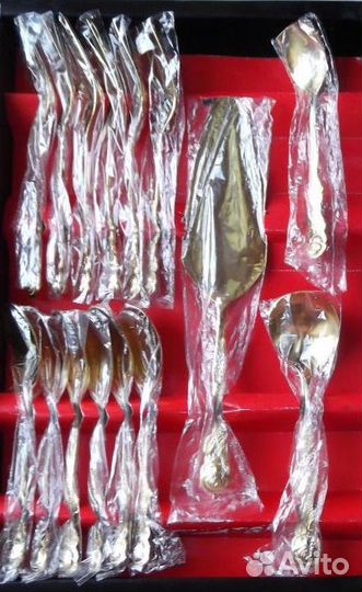 Десертный набор позолоченных ложек и вилок