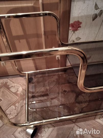 Столик. подставка под тв на колесиках