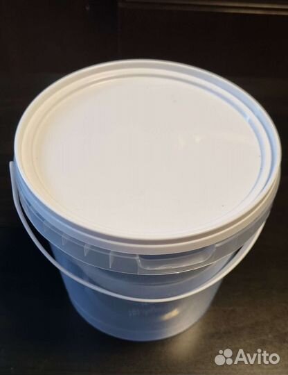 Ведро пластиковое с крышкой 2.2 литра