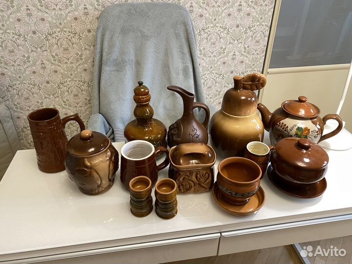 Глиняная посуда: горшки, кружки, чайник, графин