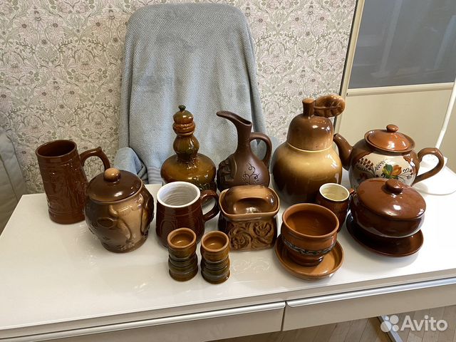Глиняная посуда: горшки, кружки, чайник, графин