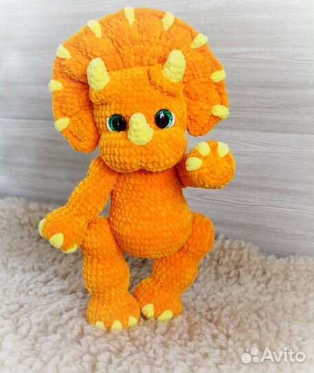 Вязаный трицератопс