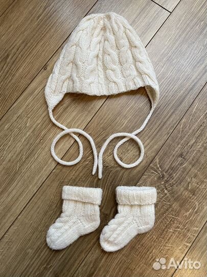 Комплект шапка и носочки для новорожденного