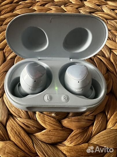 Беспроводные наушники samsung buds