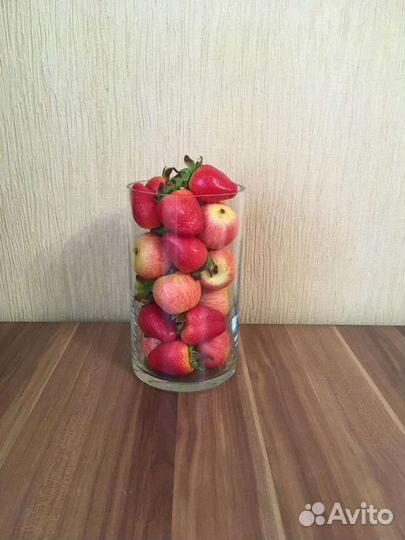 Ваза интерьерная композиция Клубника и яблоки