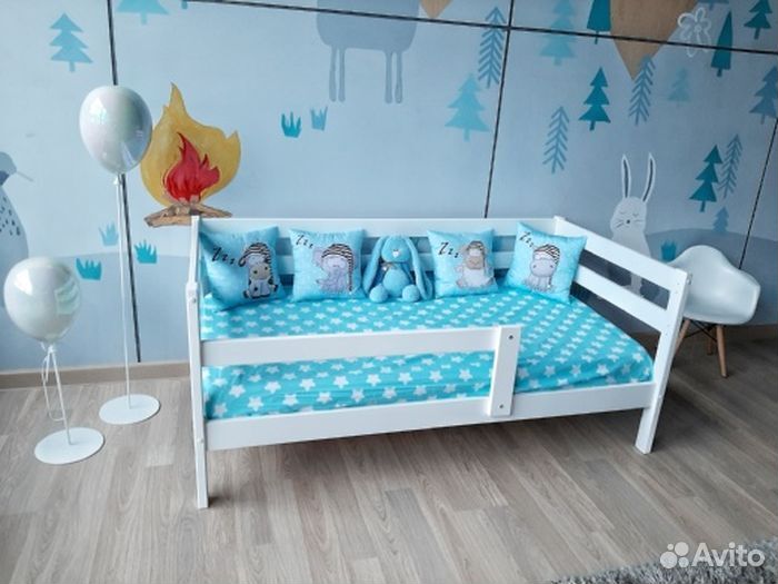 Кроватка детская из натурального дерева с бортиком