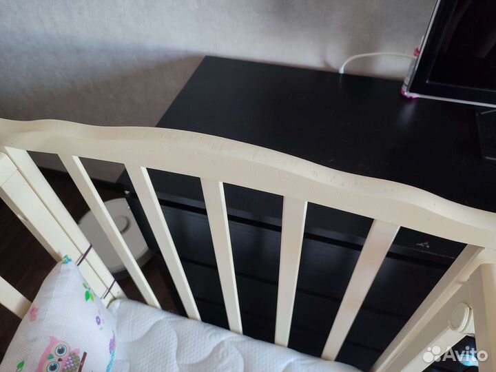 Детская кроватка с маятником