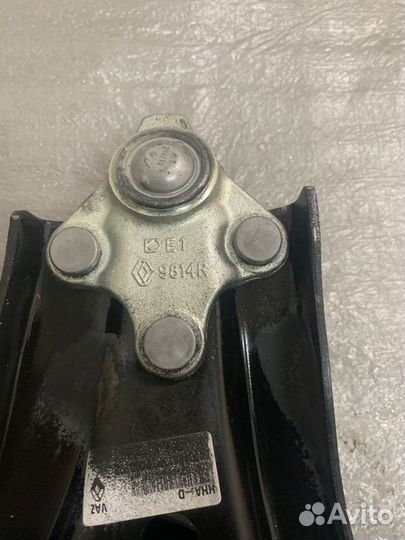 Рычаг подвески нижний передний правый Renault