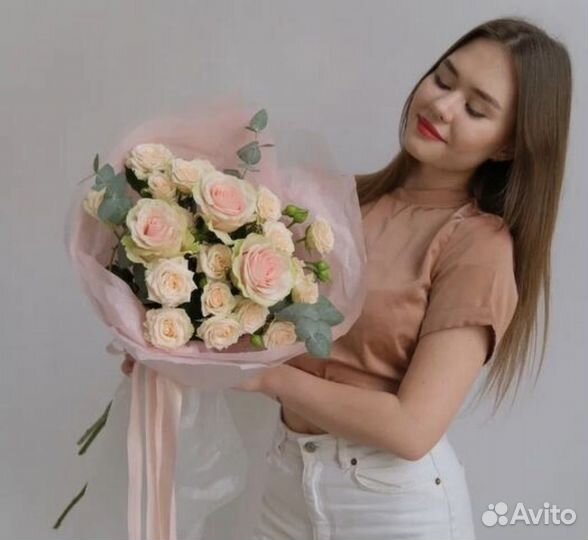 Сборный букет из кустовых и одноголовых роз